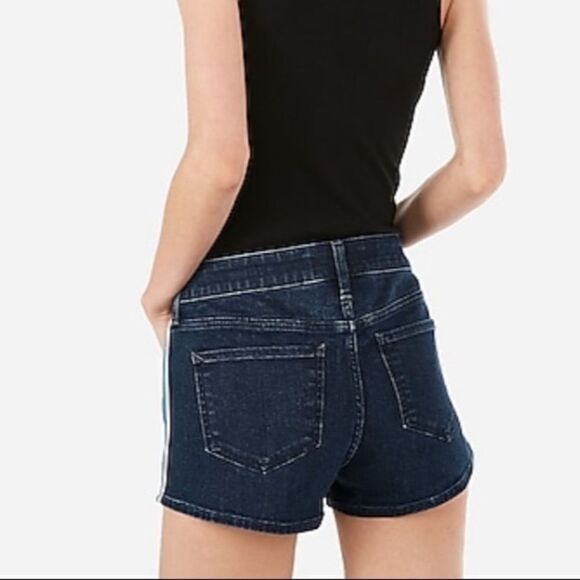 NWT Express Low Rise Relaxed Dark Denim Jean Shorts - Picture 1 of 11